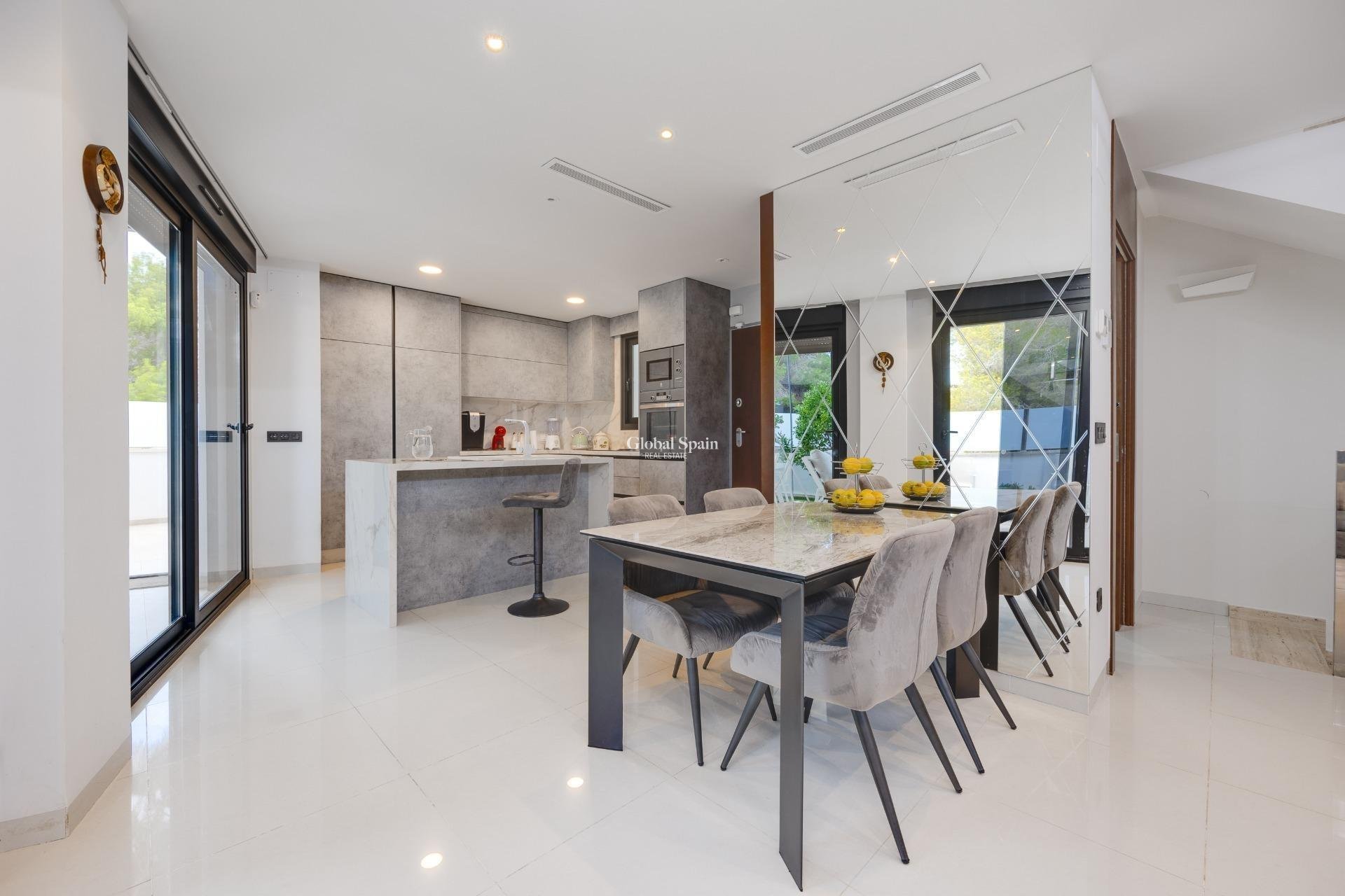 Revente - Villa -
ORIHUELA COSTA - VILLAMARTÍN