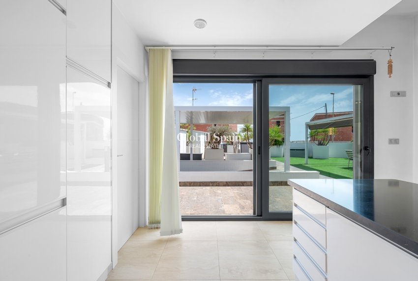 Revente - VILLA -
ORIHUELA COSTA - VILLAMARTÍN