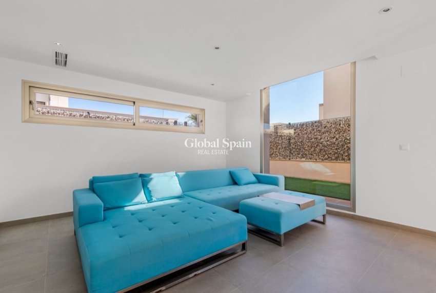 Revente - Villa -
ORIHUELA COSTA - VILLAMARTÍN