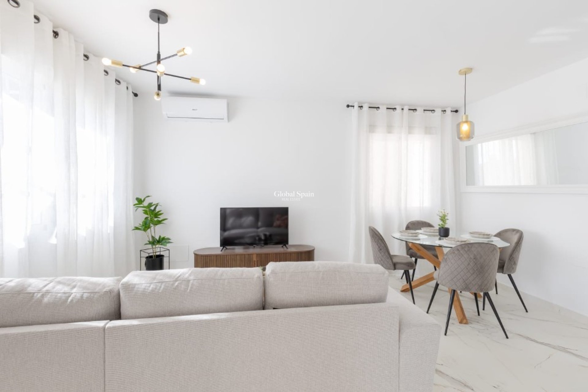 Revente - Villa -
ORIHUELA COSTA - VILLAMARTÍN