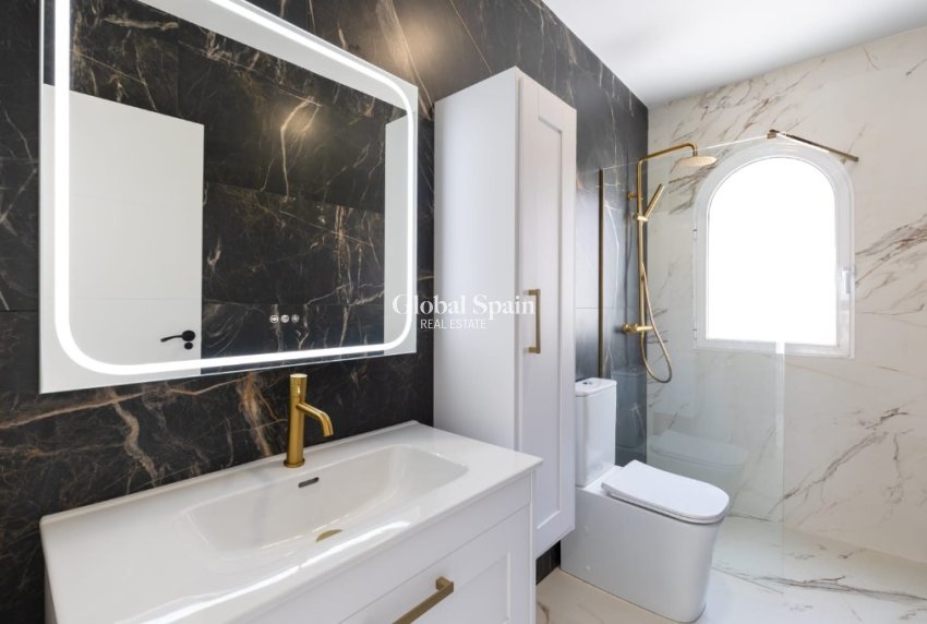 Revente - Villa -
ORIHUELA COSTA - VILLAMARTÍN