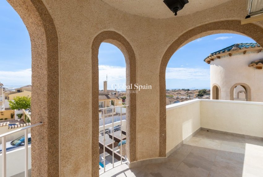 Revente - Villa -
ORIHUELA COSTA - VILLAMARTÍN