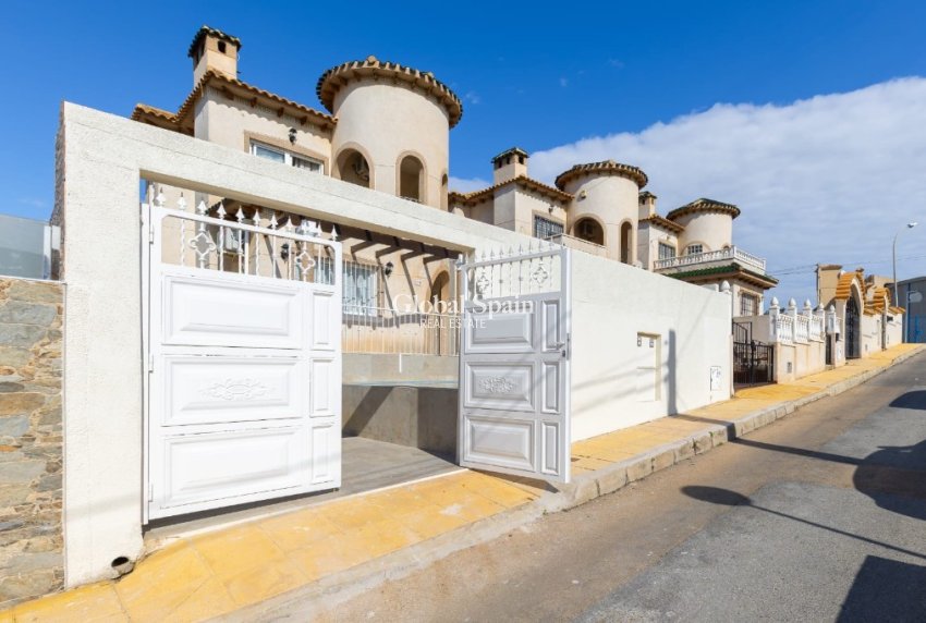Revente - Villa -
ORIHUELA COSTA - VILLAMARTÍN