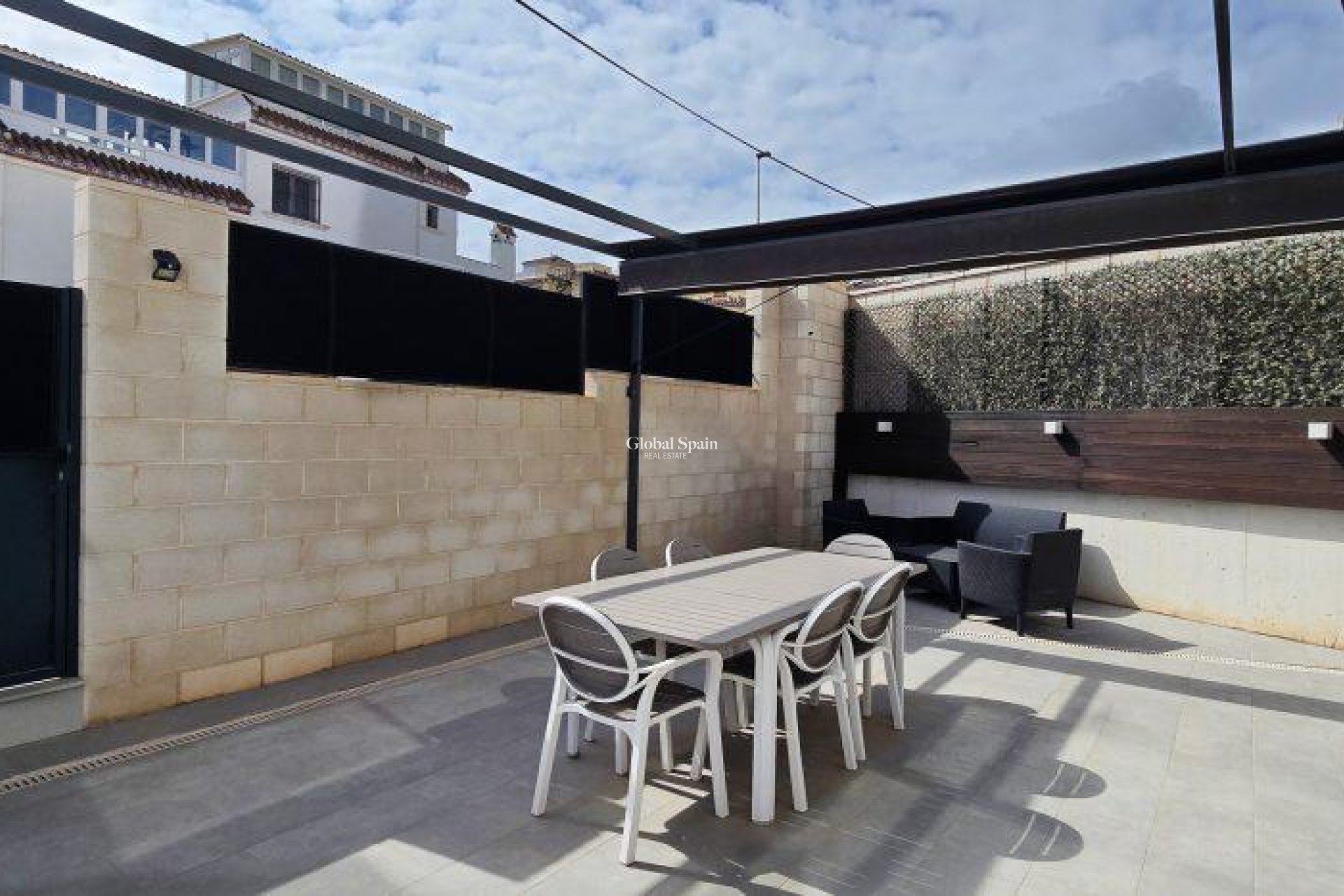 Revente - Villa -
ORIHUELA COSTA - VILLAMARTÍN