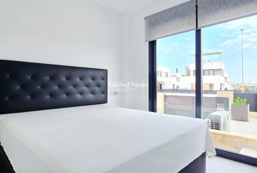 Revente - Villa -
ORIHUELA COSTA - VILLAMARTÍN