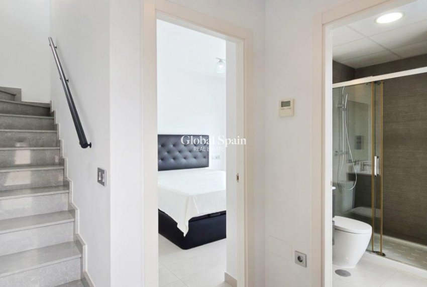 Revente - Villa -
ORIHUELA COSTA - VILLAMARTÍN