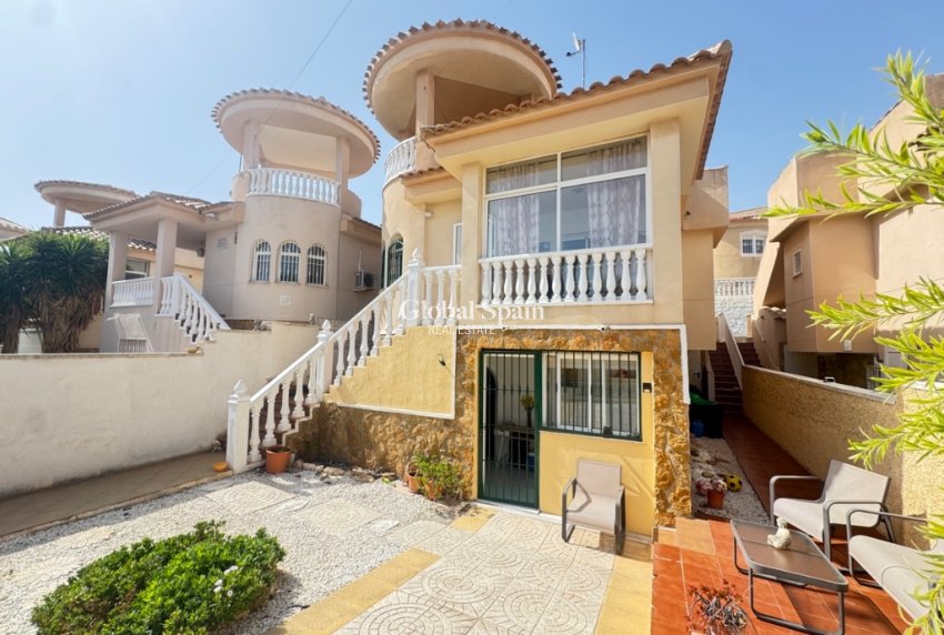 Revente - Villa -
ORIHUELA COSTA - VILLAMARTÍN