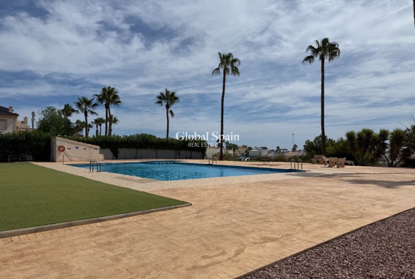 Revente - Villa -
ORIHUELA COSTA - VILLAMARTÍN