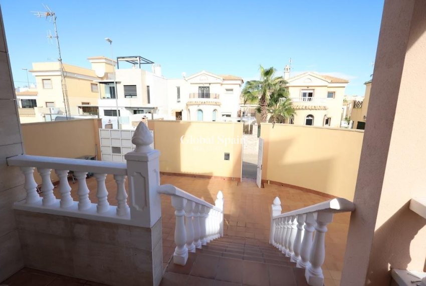Revente - VILLA -
ORIHUELA COSTA - VILLAMARTÍN