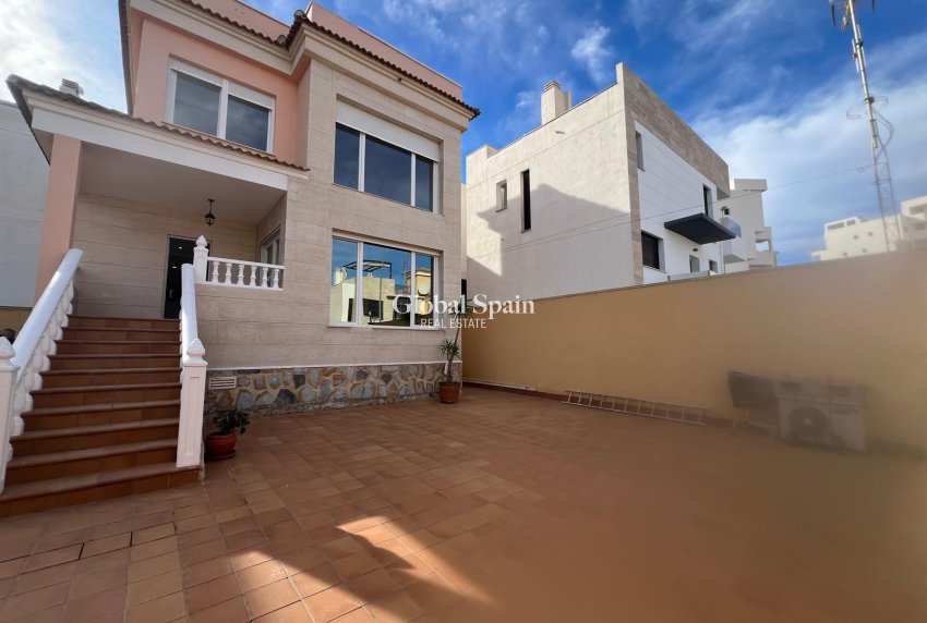 Revente - VILLA -
ORIHUELA COSTA - VILLAMARTÍN