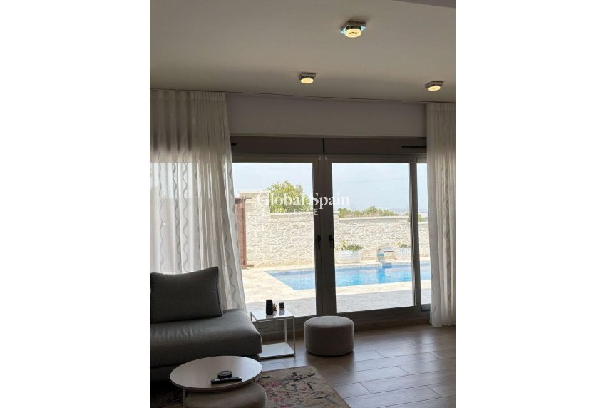 Revente - VILLA -
ORIHUELA COSTA - VILLAMARTÍN