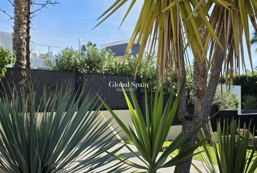 Revente - VILLA -
ORIHUELA COSTA - VILLAMARTÍN