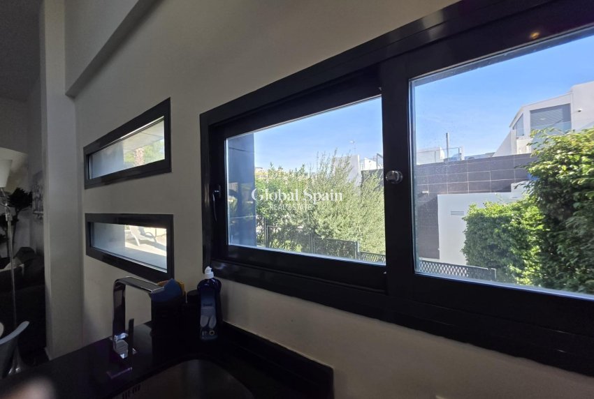 Revente - VILLA -
ORIHUELA COSTA - VILLAMARTÍN