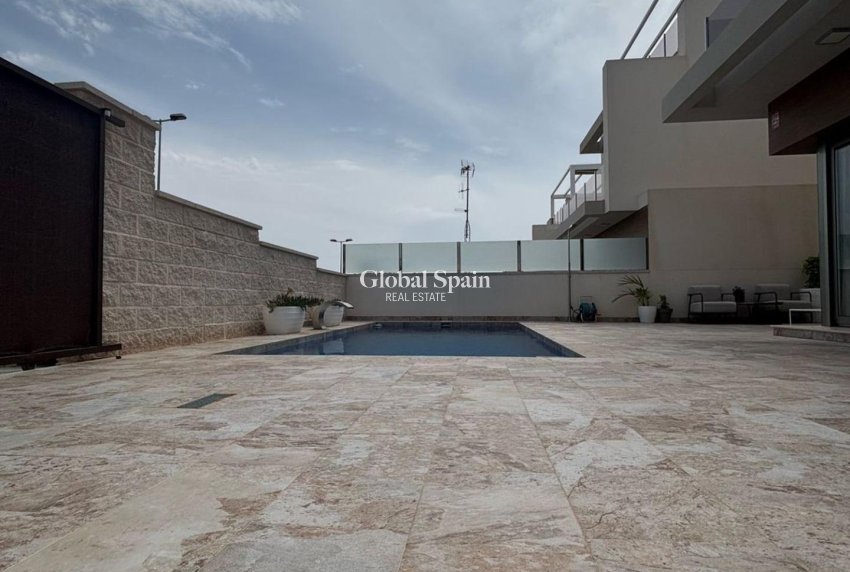 Revente - VILLA -
ORIHUELA COSTA - VILLAMARTÍN