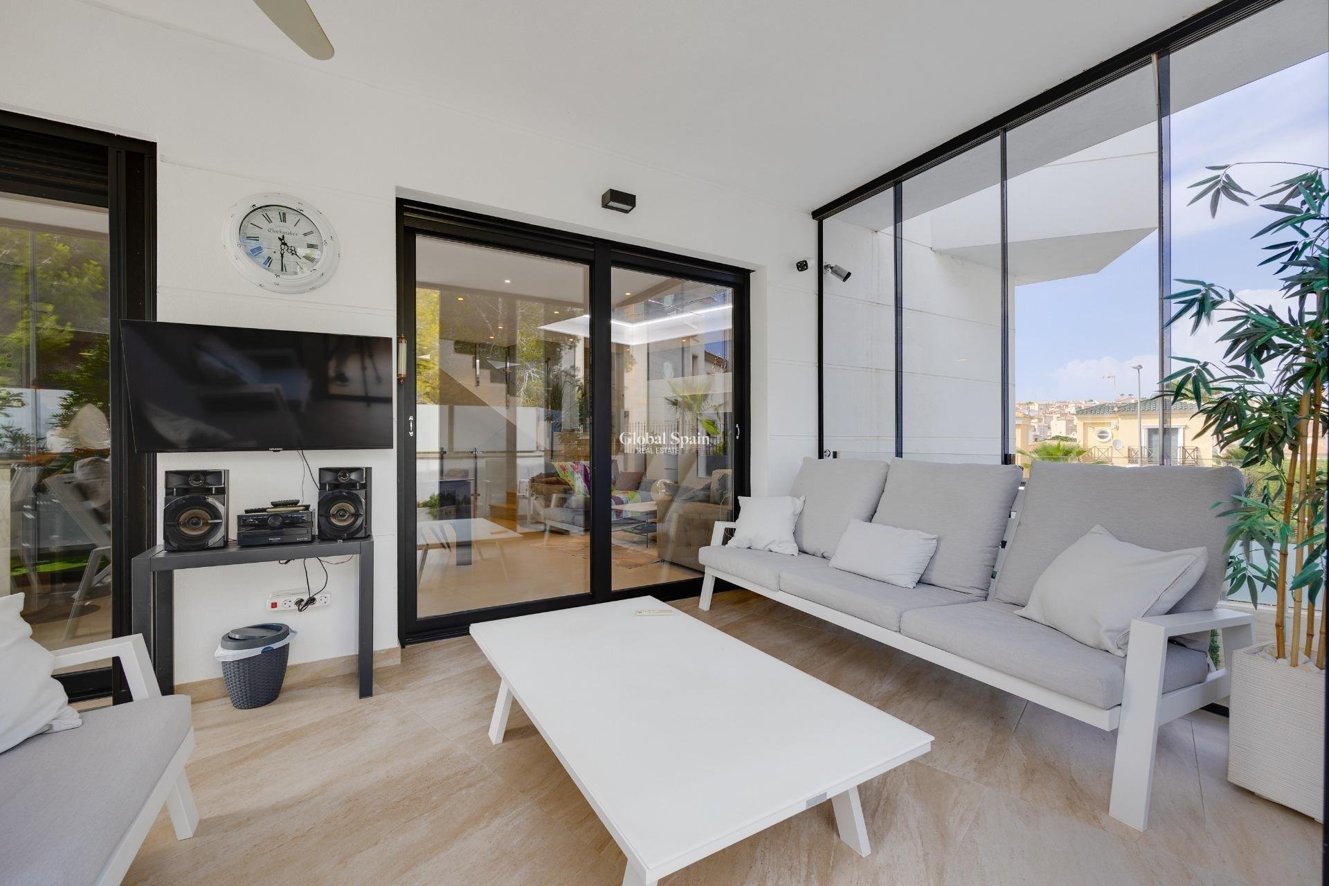 Revente - VILLA -
ORIHUELA COSTA - VILLAMARTÍN