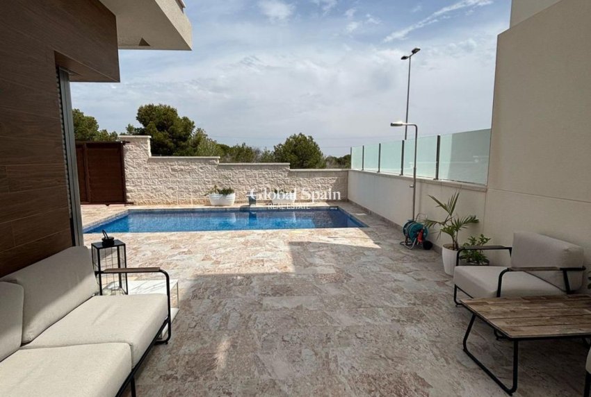Revente - VILLA -
ORIHUELA COSTA - VILLAMARTÍN