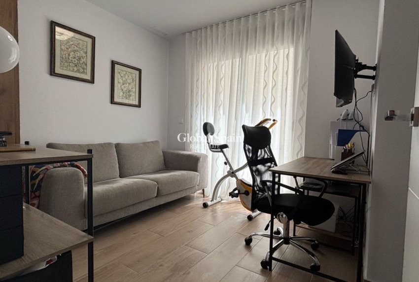 Revente - VILLA -
ORIHUELA COSTA - VILLAMARTÍN