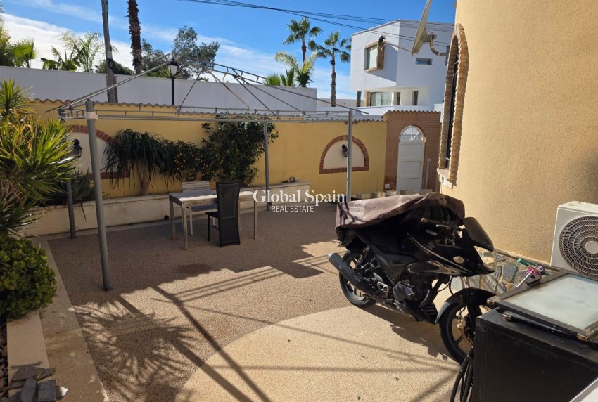 Revente - VILLA -
ORIHUELA COSTA - VILLAMARTÍN