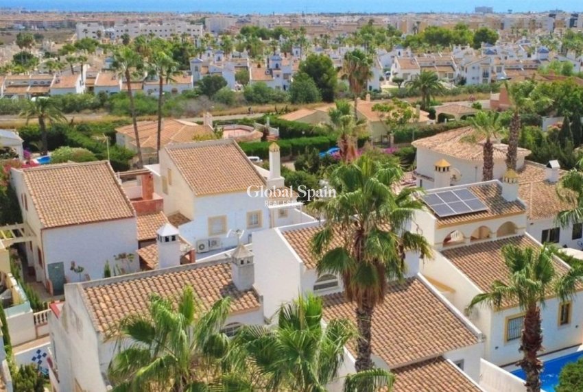 Revente - VILLA -
ORIHUELA COSTA - VILLAMARTÍN