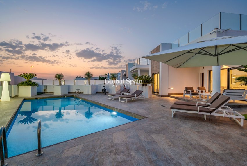 Revente - VILLA -
ORIHUELA COSTA - VILLAMARTÍN