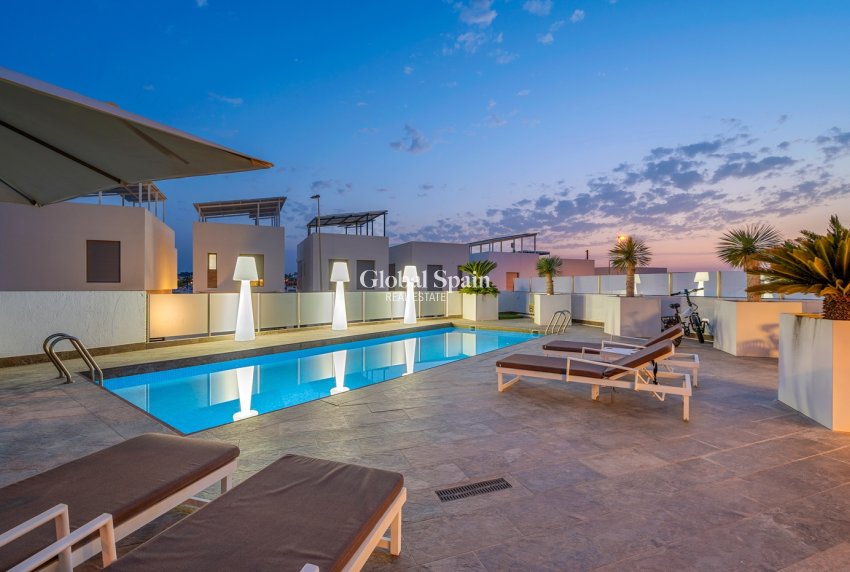 Revente - VILLA -
ORIHUELA COSTA - VILLAMARTÍN