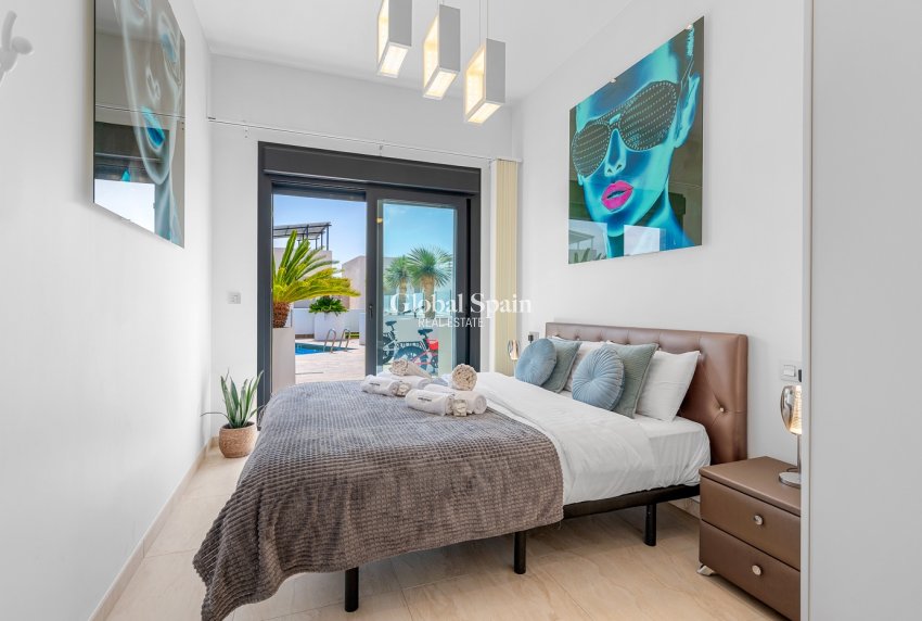 Revente - VILLA -
ORIHUELA COSTA - VILLAMARTÍN