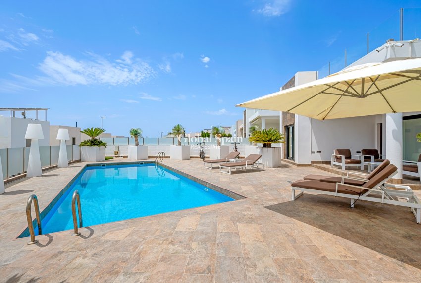 Revente - VILLA -
ORIHUELA COSTA - VILLAMARTÍN