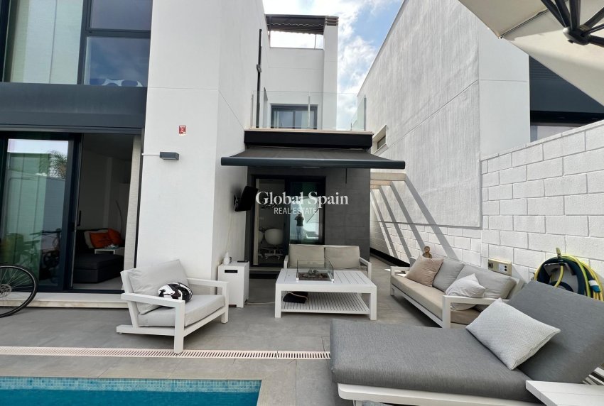 Revente - VILLA -
ORIHUELA COSTA - VILLAMARTÍN