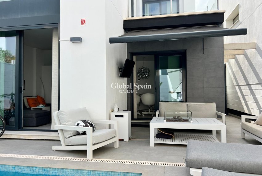 Revente - VILLA -
ORIHUELA COSTA - VILLAMARTÍN