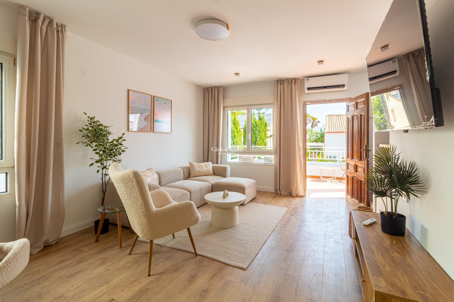 Revente - VILLA -
ORIHUELA COSTA - VILLAMARTÍN