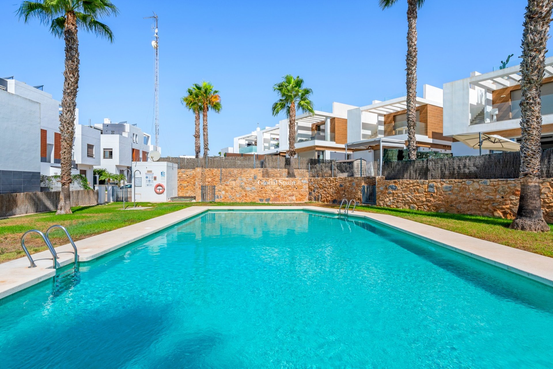Revente - VILLA -
ORIHUELA COSTA - VILLAMARTÍN