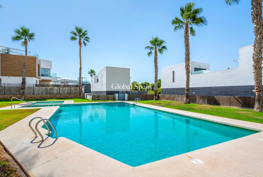 Revente - VILLA -
ORIHUELA COSTA - VILLAMARTÍN