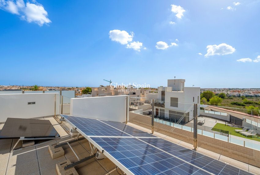 Revente - VILLA -
ORIHUELA - Inland