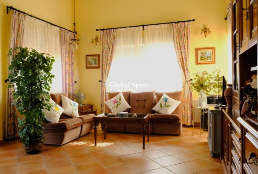 Revente - VILLA -
ORIHUELA - Inland