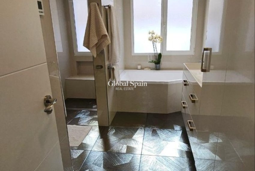 Revente - VILLA -
ORIHUELA - Inland