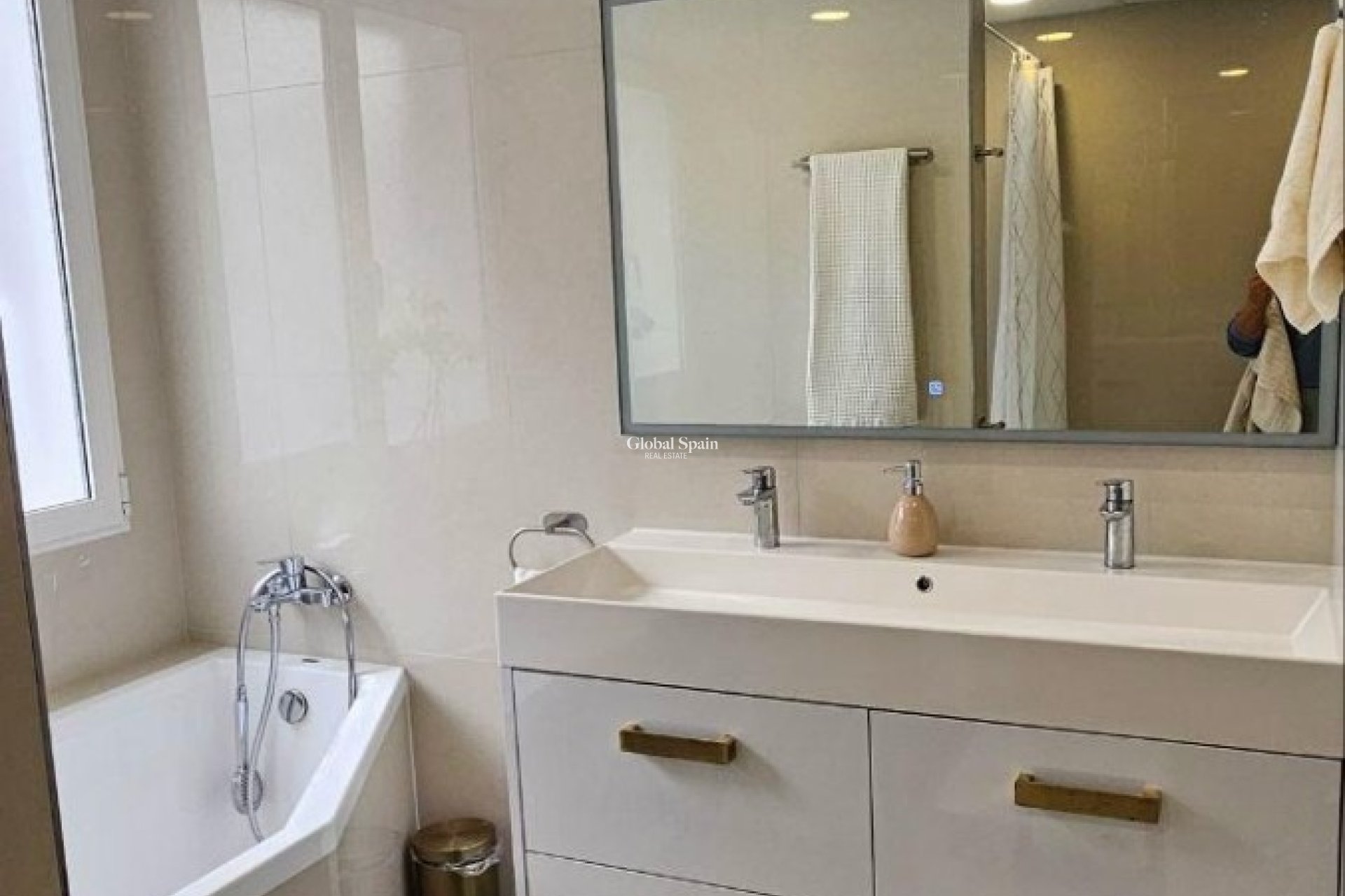 Revente - VILLA -
ORIHUELA - Inland