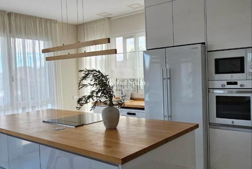 Revente - VILLA -
ORIHUELA - Inland