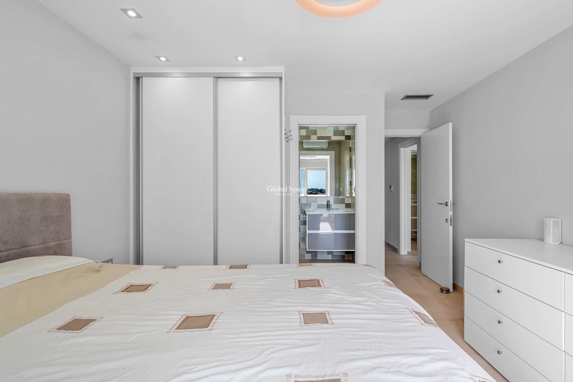 Revente - VILLA -
ORIHUELA - Inland