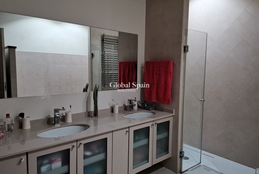 Revente - VILLA -
ORIHUELA - Inland