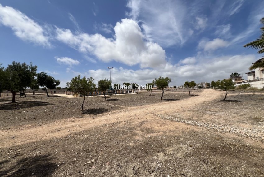 Revente - VILLA -
ORIHUELA - Inland