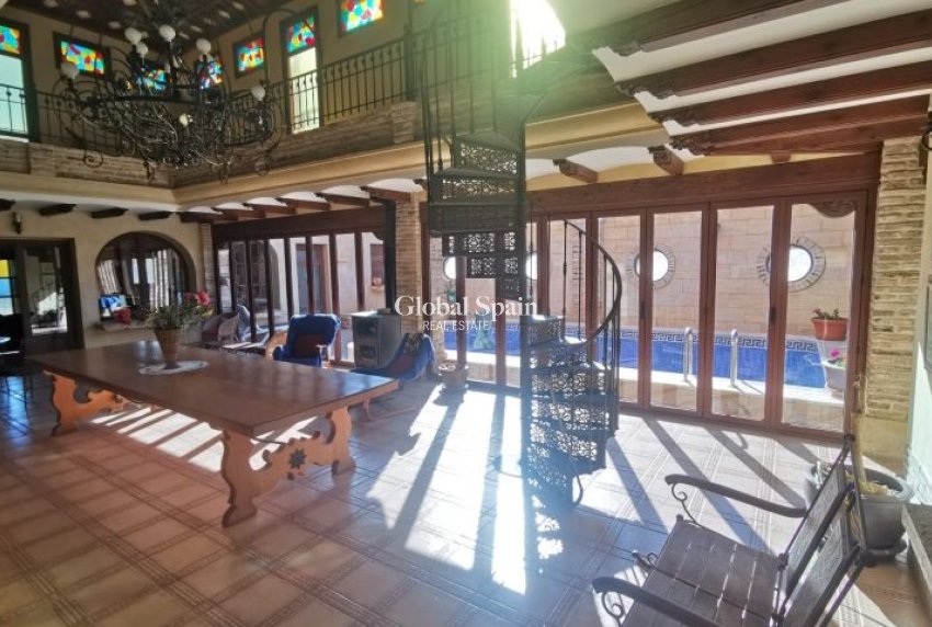 Revente - VILLA -
ORIHUELA - Inland
