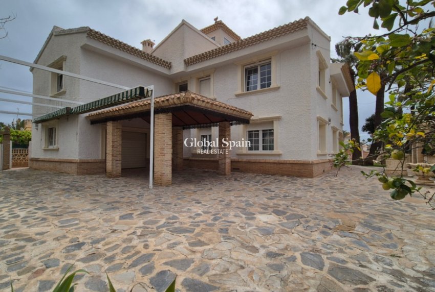 Revente - VILLA -
ORIHUELA - Inland