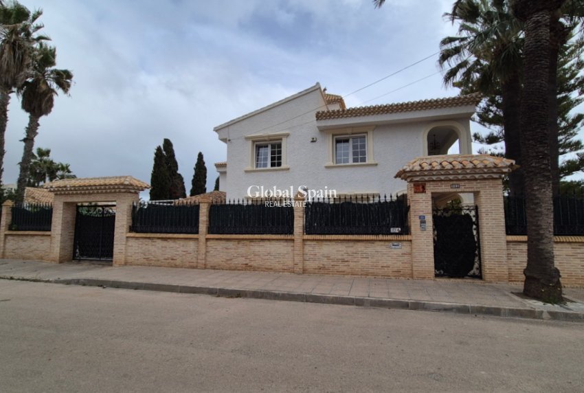 Revente - VILLA -
ORIHUELA - Inland