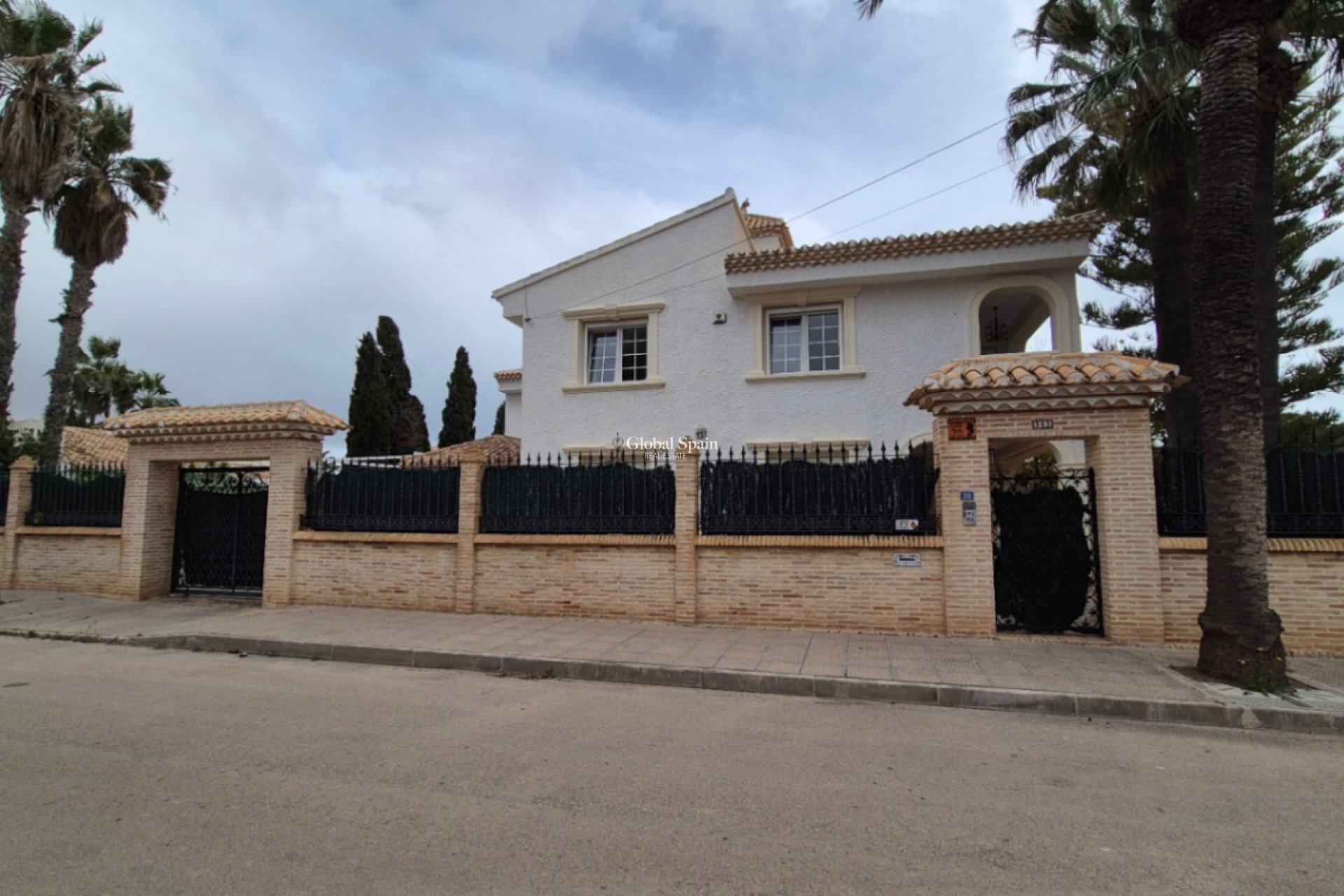 Revente - VILLA -
ORIHUELA - Inland