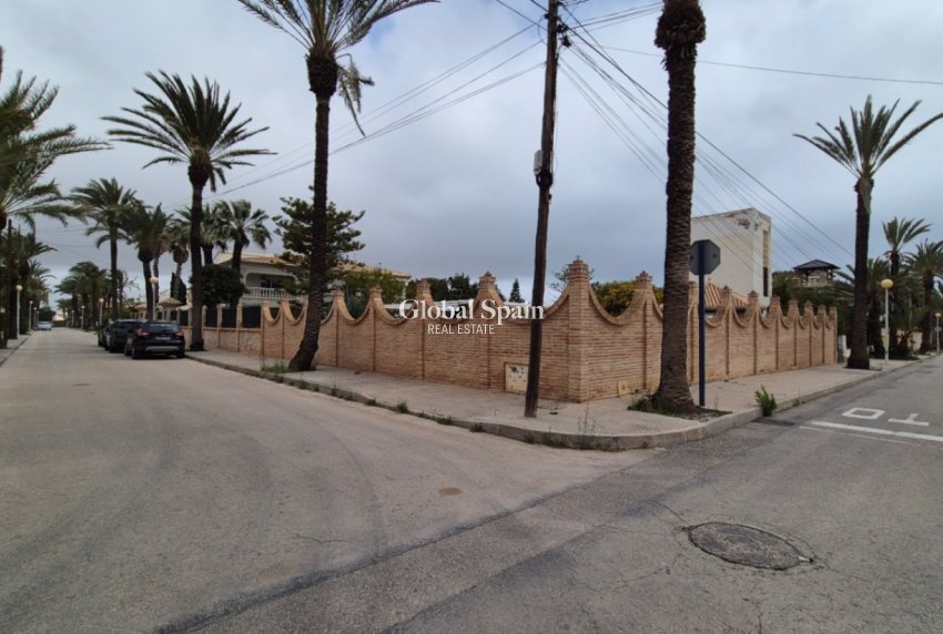 Revente - VILLA -
ORIHUELA - Inland