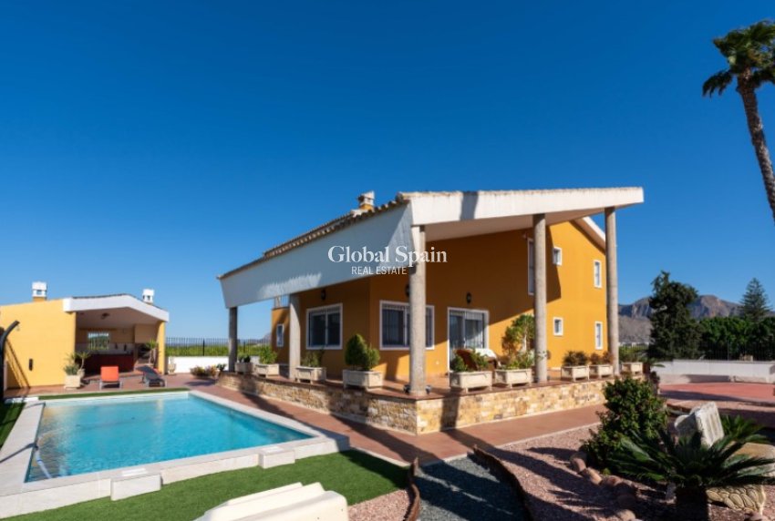 Revente - VILLA -
ORIHUELA - Inland