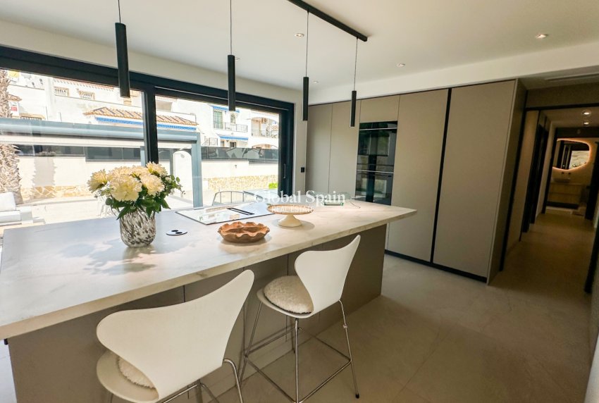 Revente - VILLA -
ORIHUELA - Inland