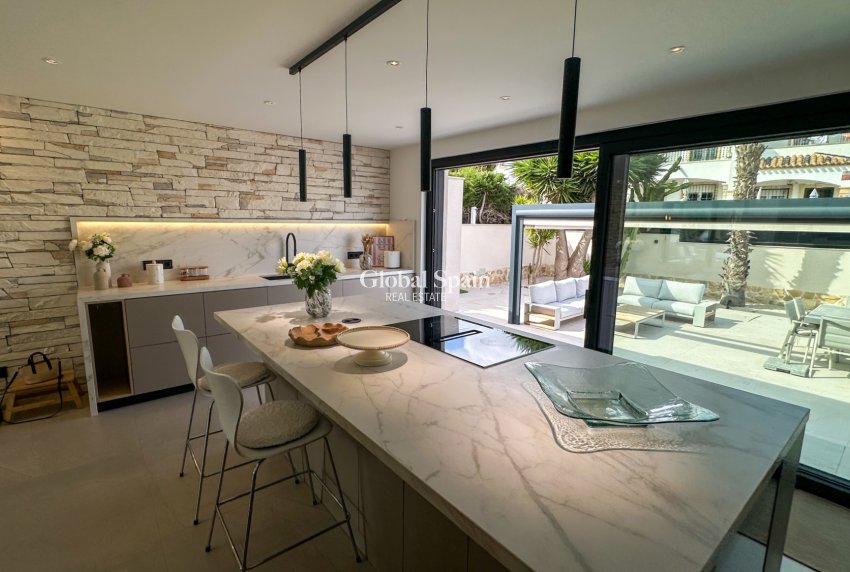 Revente - VILLA -
ORIHUELA - Inland