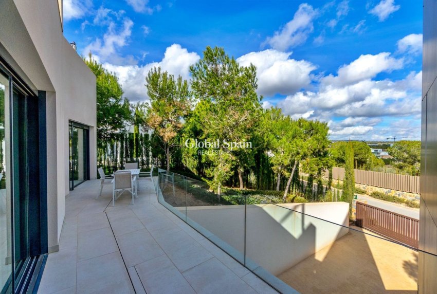 Revente - VILLA -
ORIHUELA - LAS COLINAS GOLF RESORT