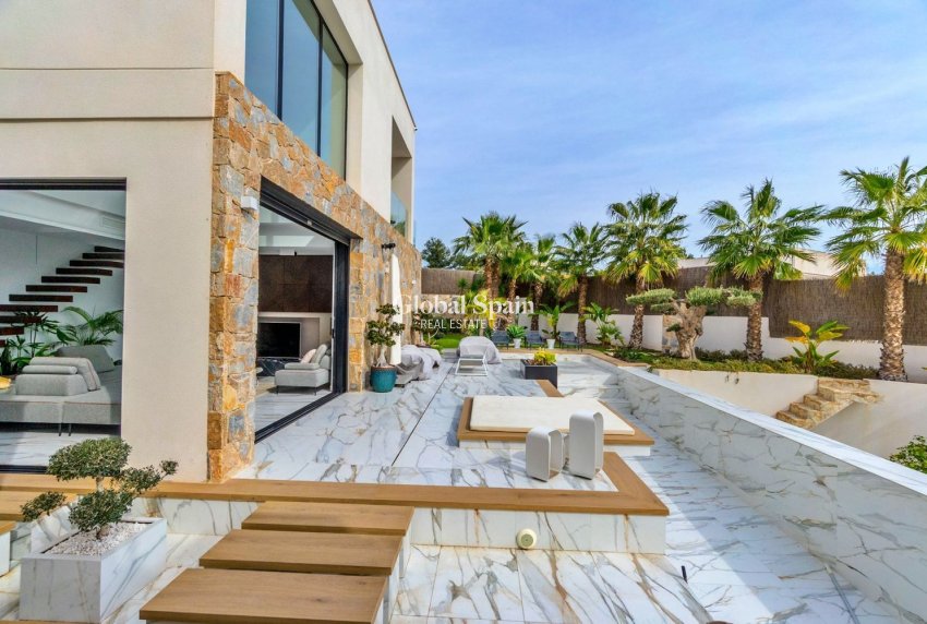 Revente - VILLA -
ORIHUELA - LAS COLINAS GOLF RESORT